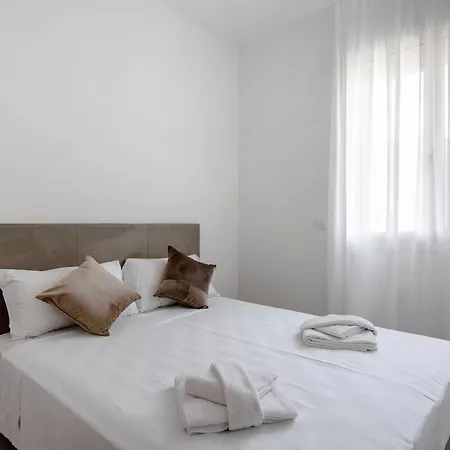 Apartment Le Dodici Porte - Porta San Vitale 8 By District *